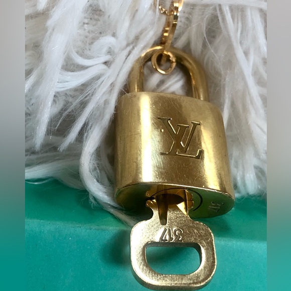 LV Lock & Key #317 Louis Vuitton Paris with 18” gold metal Paperclip chain - Picture 14 of 16